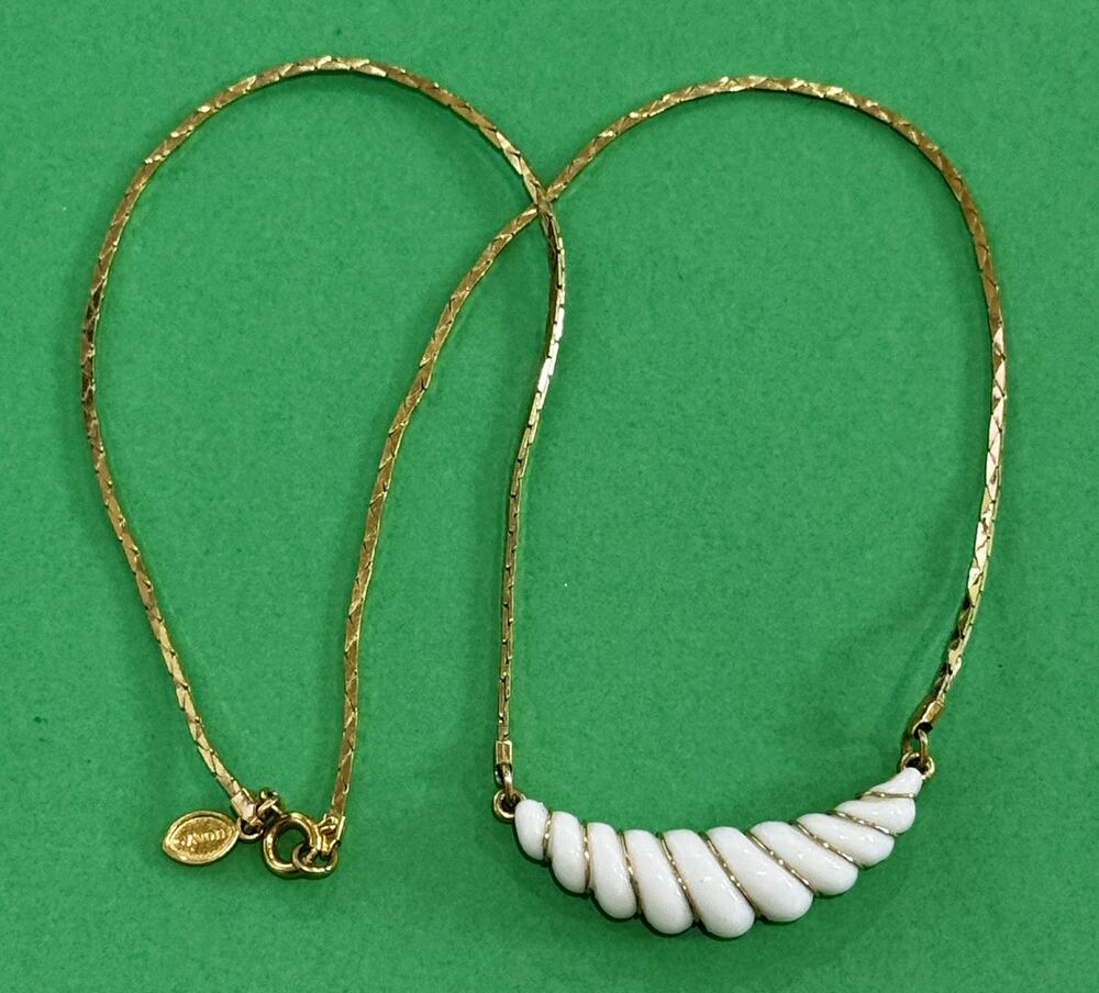 1981 Avon Gatsby Collection Gold Tone White Shell Swirl Drop Necklace 16"